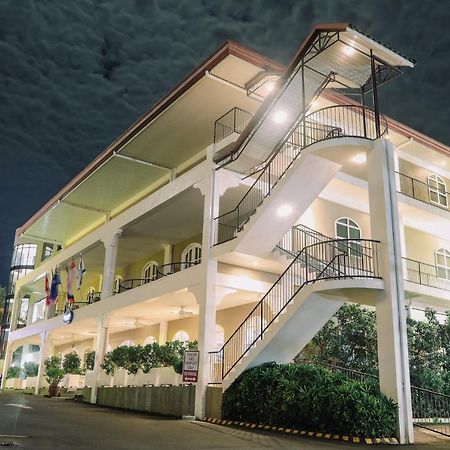 Kingsley'S Hotel And Gastro Pub Mabalacat Extérieur photo
