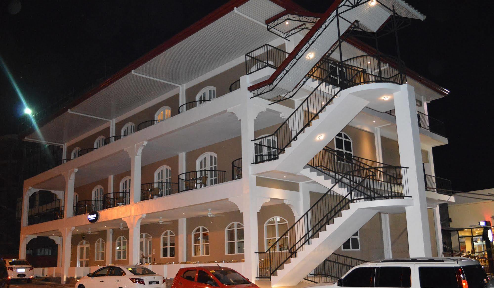 Kingsley'S Hotel And Gastro Pub Mabalacat Extérieur photo
