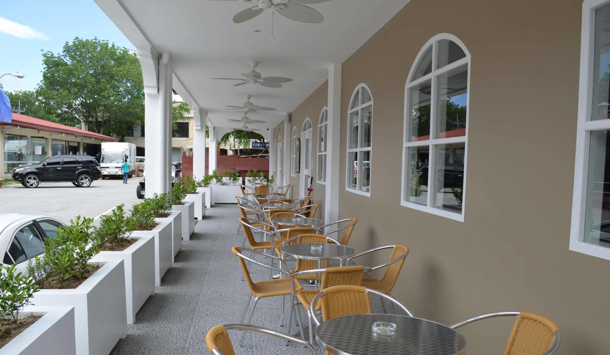 Kingsley'S Hotel And Gastro Pub Mabalacat Extérieur photo