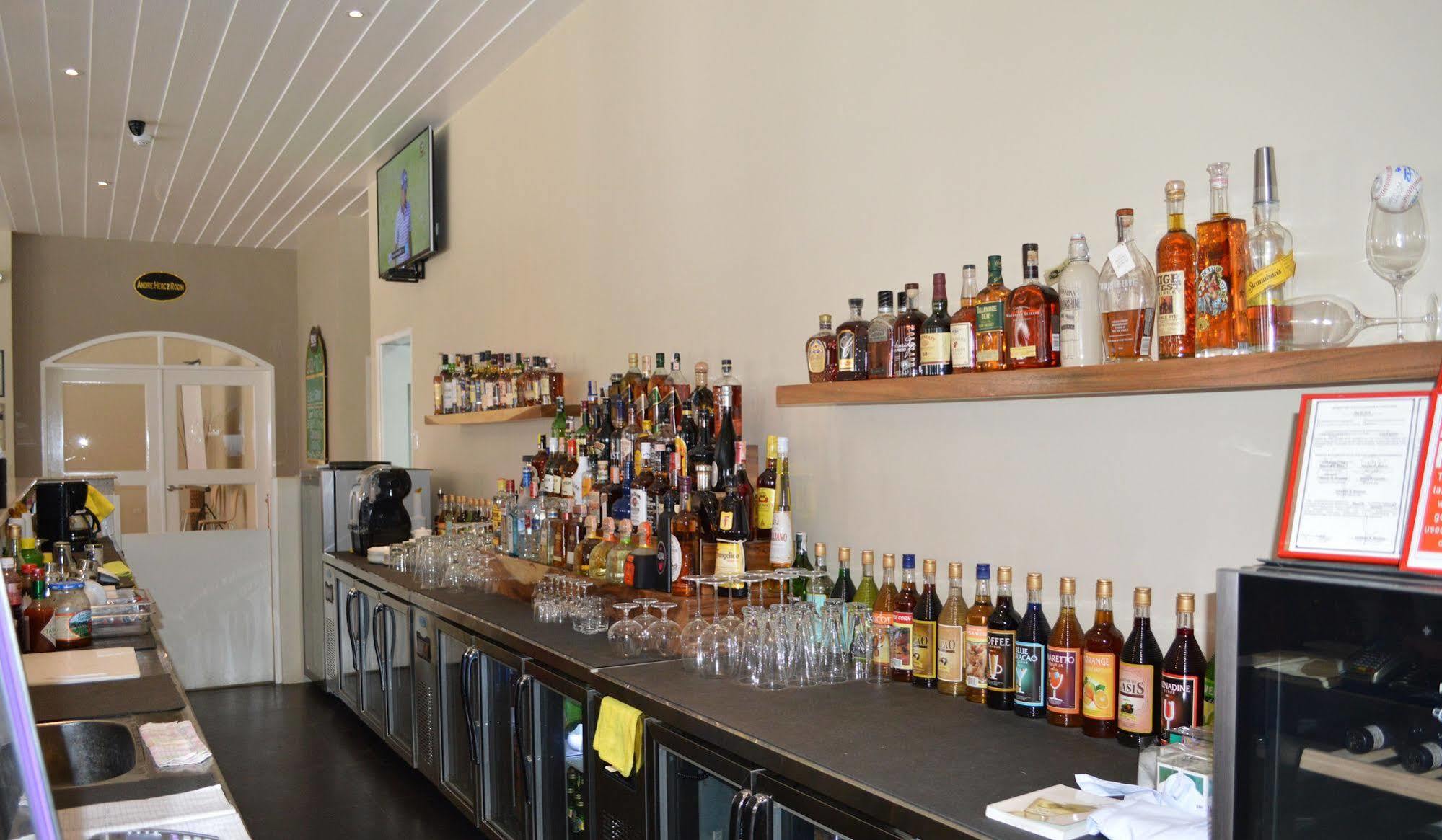 Kingsley'S Hotel And Gastro Pub Mabalacat Extérieur photo