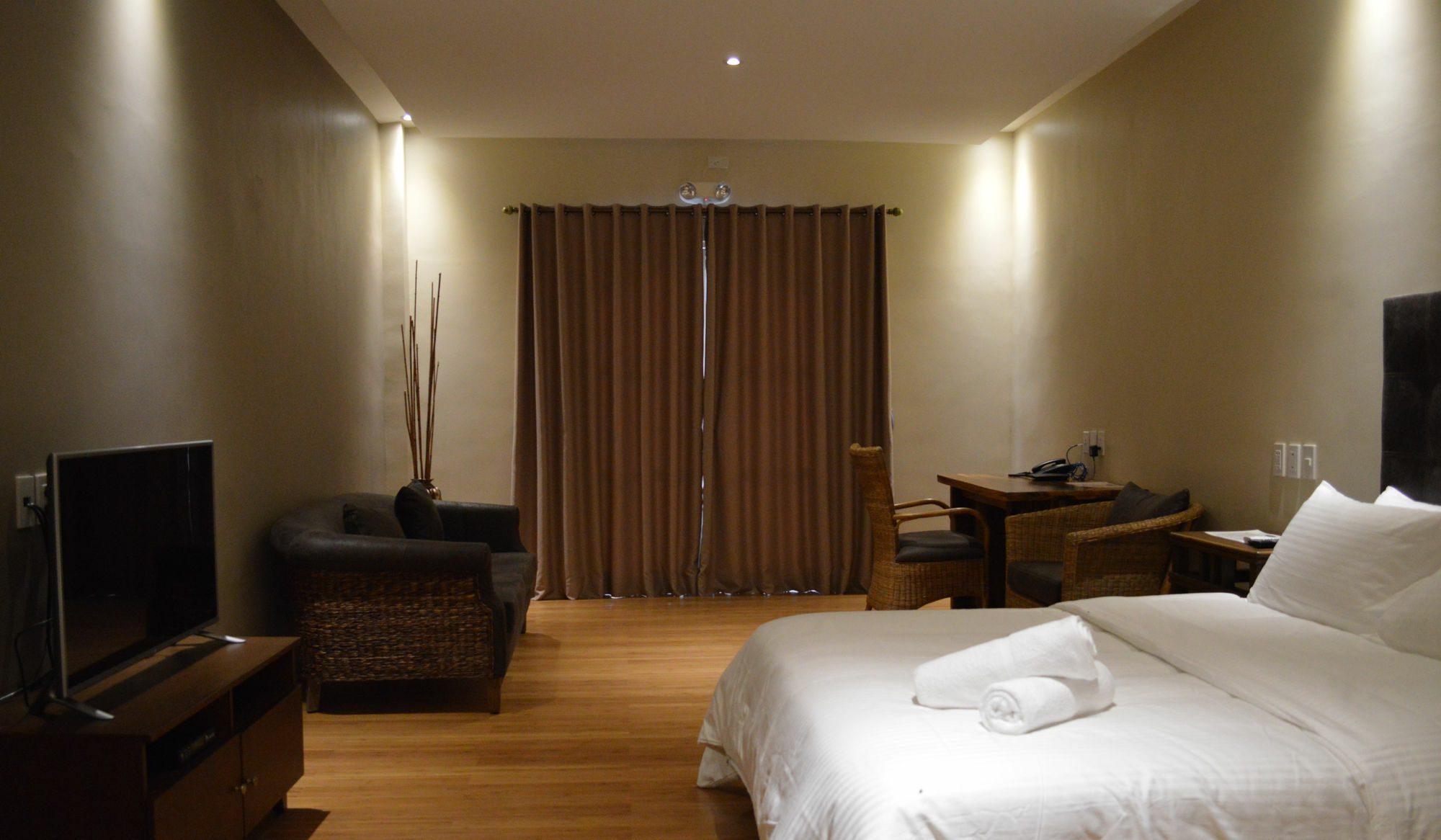 Kingsley'S Hotel And Gastro Pub Mabalacat Extérieur photo