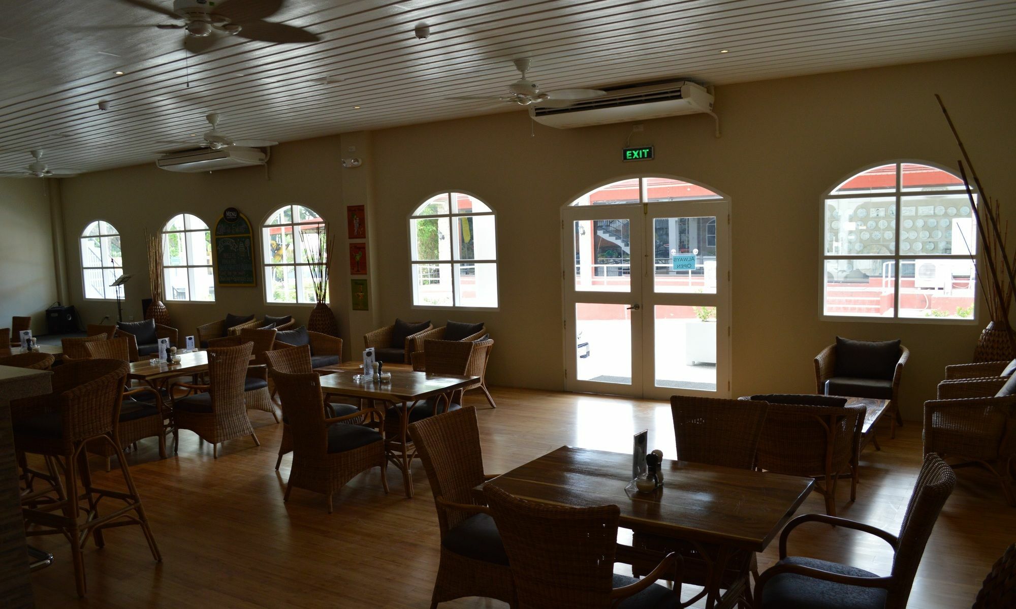Kingsley'S Hotel And Gastro Pub Mabalacat Extérieur photo